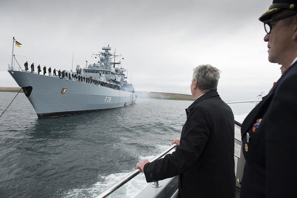 Bundespräsident Joachim Gauck auf der Bootsfahrt  zum Schiffsanleger von Lyness auf den Orkney-Inseln anlässlich seiner Teilnahme am Gedenken an die Skagerrakschlacht im Vereinigten Königreich