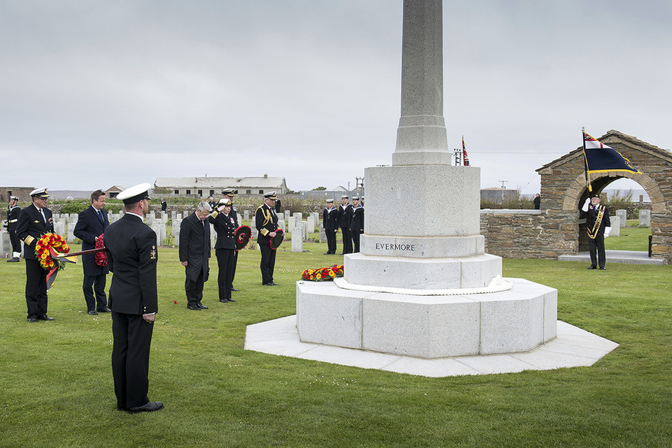 Bundespräsident Joachim Gauck bei der Kranzniederlegung am Cross of Sacrifice mit Premierminister David Cameron, Prinzessin Anne und Vizeadmiral Timothy Laurence anlässlich seiner Teilnahme am Gedenken an die Skagerrakschlacht im Vereinigten Königreich