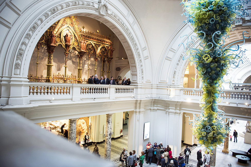 Bundespräsident Joachim Gauck bei der Führung durch das Victoria and Albert Museum in London durch Direktor Martin Roth anlässlich seiner Reise in das Vereinigte Königreich 