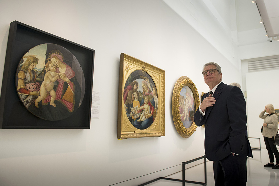 Bundespräsident Joachim Gauck beim Gang durch die Gemälderäume während seines Besuchs des Victoria and Albert Museum in London anlässlich seiner Reise in das Vereinigte Königreich 