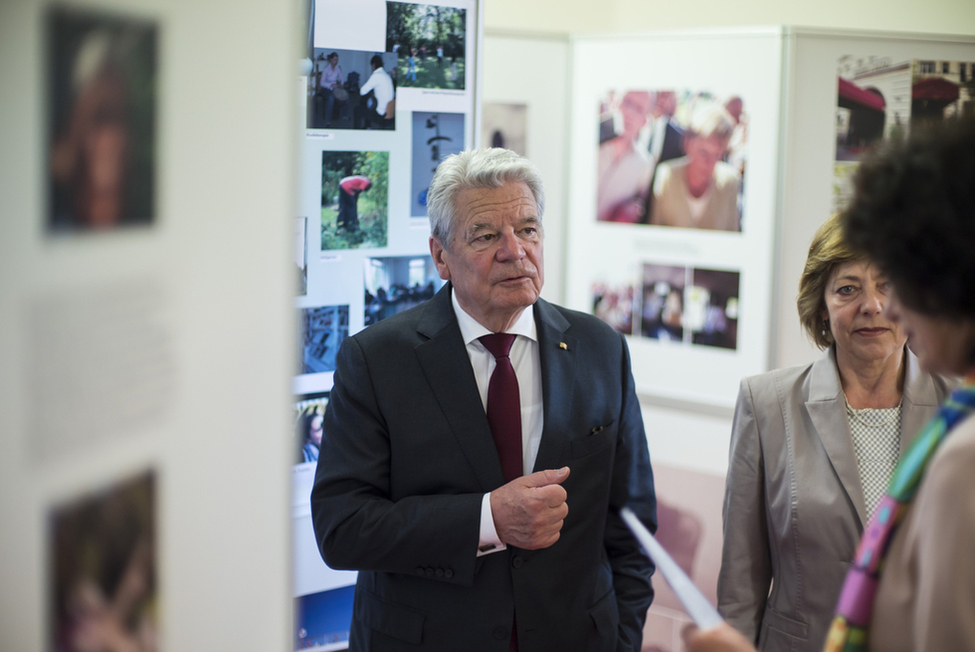 Bundespräsident Joachim Gauck und Daniela Schadt bei der Vorstellung der Einrichtung durch Mercedes Hillen, Geschäftsführerin und Ärztliche Leiterin des Behandlungszentrums für Folteropfer e. V. 