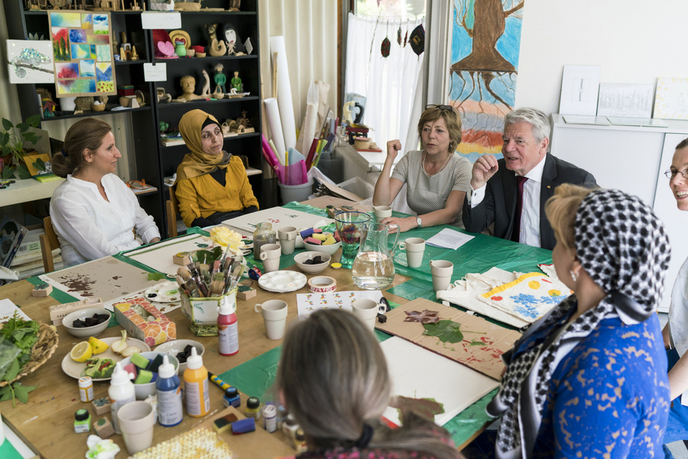 Bundespräsident Joachim Gauck und Daniela Schadt beim Gespräch mit einer Kreativgruppe des Behandlungszentrums für Folteropfer e. V. 