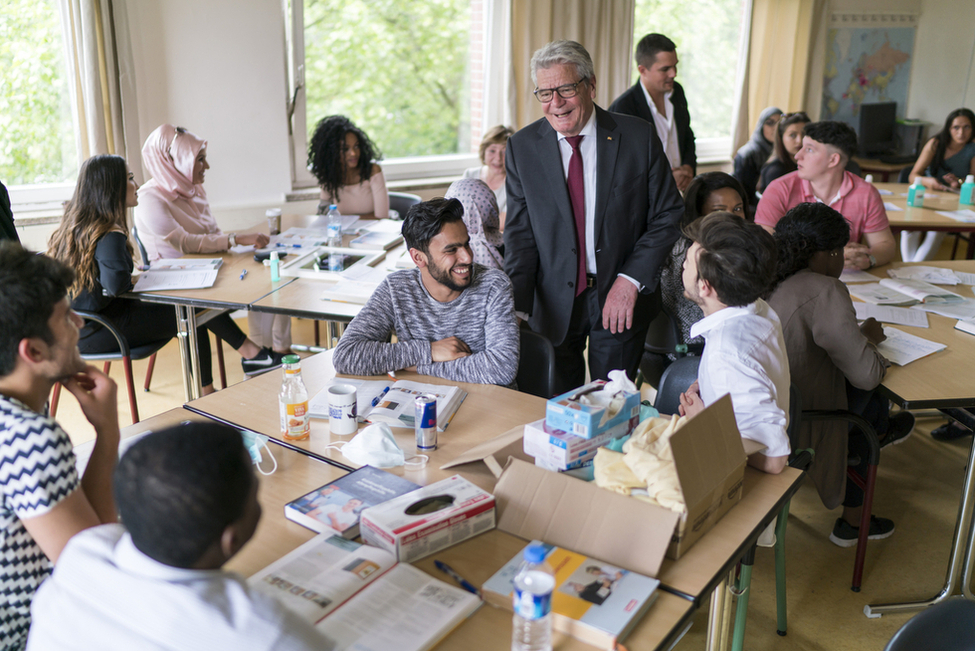 Bundespräsident Joachim Gauck beim Austausch mit Schülerinnen und Schülern verschiedener Herkunft bei einer Unterrichtseinheit zu Hygienemaßnahmen anlässlich seines Besuchs des Behandlungszentrums für Folteropfer e. V. in Berlin