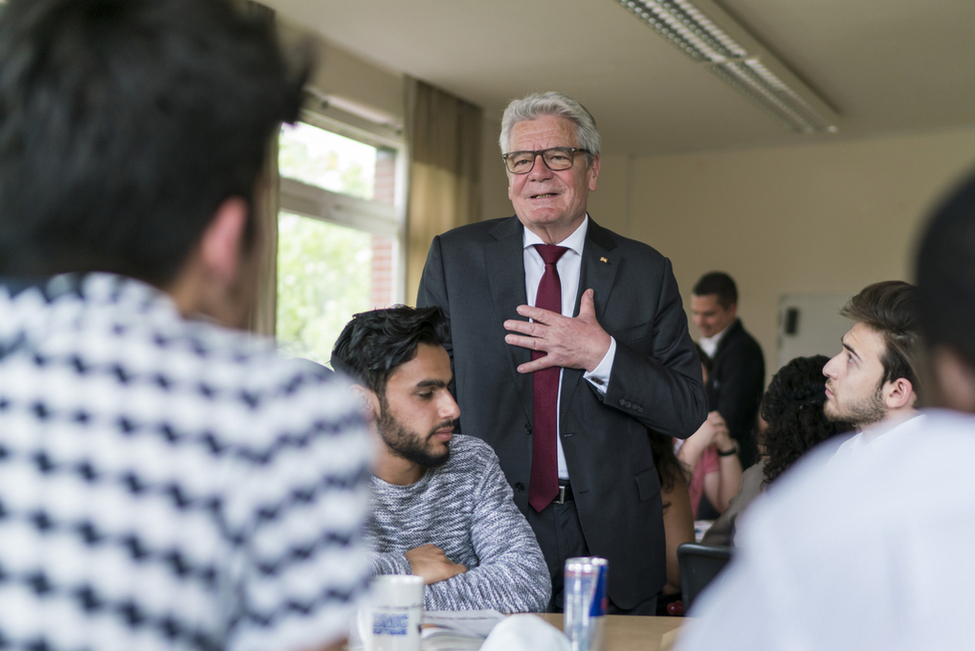 Bundespräsident Joachim Gauck beim Austausch mit Schülerinnen und Schülern verschiedener Herkunft bei einer Unterrichtseinheit zu Hygienemaßnahmen anlässlich seines Besuchs des Behandlungszentrums für Folteropfer e. V. in Berlin