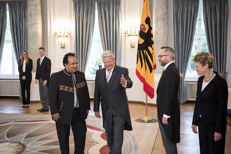 Bundespräsident Joachim Gauck empfängt das Beglaubigungsschreiben von  Jorge Cárdenas Robles des Plurinationalen Staates Bolivien im Langhanssaal anlässlich der Akkreditierung von Botschaftern