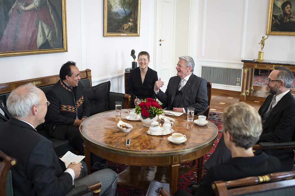 Bundespräsident Joachim Gauck beim Gespräch mit Jorge Cárdenas Robles des Plurinationalen Staates Bolivien im Salon Luise anlässlich der Akkreditierung von Botschaftern