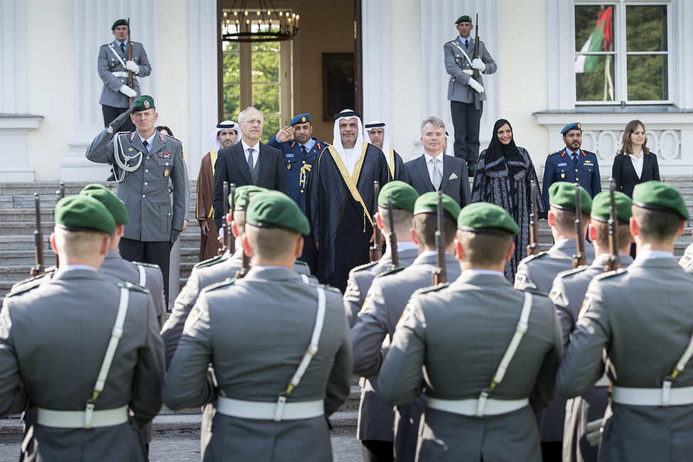 Kleines militärisches Zeremoniell für den Botschafter aus den Vereinigten Arabischen Emirate, Abdulla Mohamed Saeed Al Ahmed, im Ehrenhof anlässlich der Akkreditierung von Botschaftern