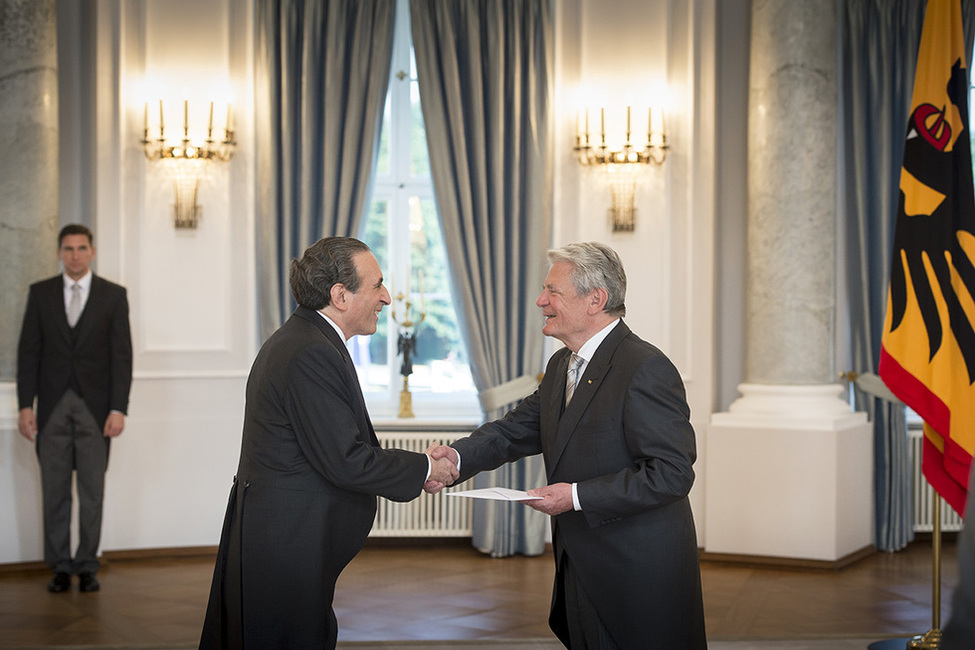 Bundespräsident Joachim Gauck empfängt das Beglaubigungsschreiben von Patricio Alberto Pradel Elgueta aus der Republik Chile im Langhanssaal anlässlich der Akkreditierung von Botschaftern