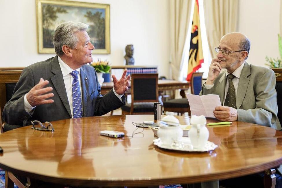 Bundespräsident Joachim Gauck bei einem Interview mit dem Journalisten Adam Krzemiński vom Wochenmagazin Polityka im Amtszimmer von Schloss Bellevue