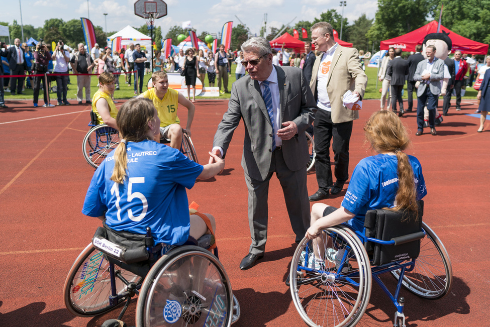 Bundespräsident Joachim Gauck und Daniela Schadt bei der Begegnung mit Sportlerinnen und Sportlern aus dem Bereich Rollstuhlbasketball im Sport Club Siemensstadt anlässlich der Eröffnung der Sportabzeichen-Tour 2016