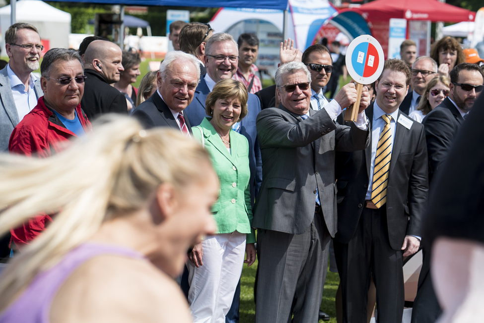 Bundespräsident Joachim Gauck und Daniela Schadt geben das Startsignal bei der Station '50 m Prominenten-Lauf' im Sport Club Siemensstadt anlässlich der Eröffnung der Sportabzeichen-Tour 2016