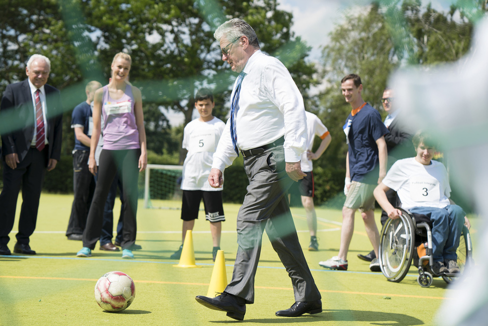 Bundespräsident Joachim Gauck bei der Begegnung mit Sportlerinnen und Sportlern des Behinderten-Sportverbandes Berlin an der Station 'Fußball Integrale' im Sport Club Siemensstadt anlässlich der Eröffnung der Sportabzeichen-Tour 2016