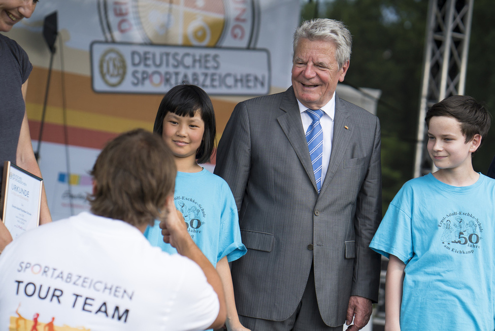 Bundespräsident Joachim Gauck bei der Überreichung von Sonderurkunden auf der Bühne im Sport Club Siemensstadt anlässlich der Eröffnung der Sportabzeichen-Tour 2016