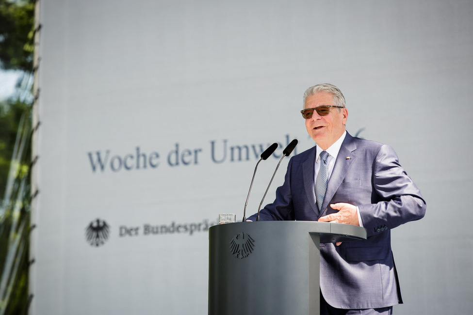 Bundespräsident Joachim Gauck bei seiner Ansprache auf der Bühne im Schlosspark anlässlich der Eröffnung der Woche der Umwelt 2016 in Schloss Bellevue 
