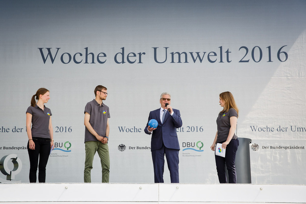 Bundespräsident Joachim Gauck beim Austausch mit Jugendlichen des DBU-Kongresses auf der Bühne im Schlosspark anlässlich der Eröffnung der Woche der Umwelt 2016 in Schloss Bellevue 