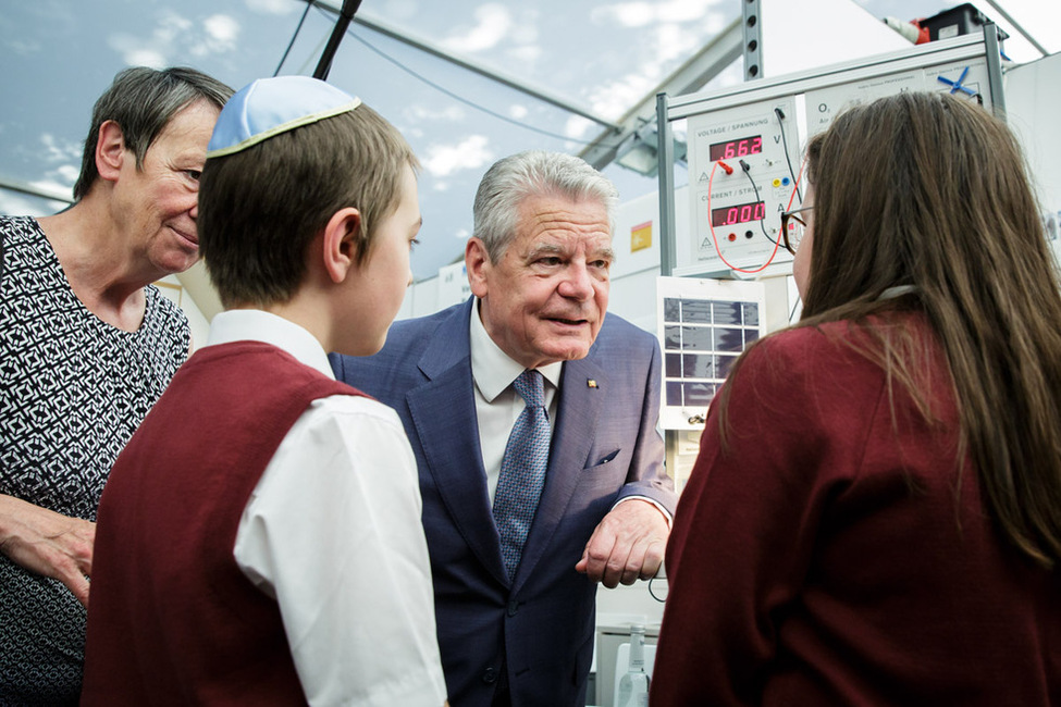 Bundespräsident Joachim Gauck beim Projektstand 'Energiewende in Schülerhände', einem Gläsernen Labor für Schüler, beim gemeinsamen Rundgang mit Bundesministerin Barbara Hendricks anlässlich der Eröffnung der Woche der Umwelt 2016 in Schloss Bellevue 