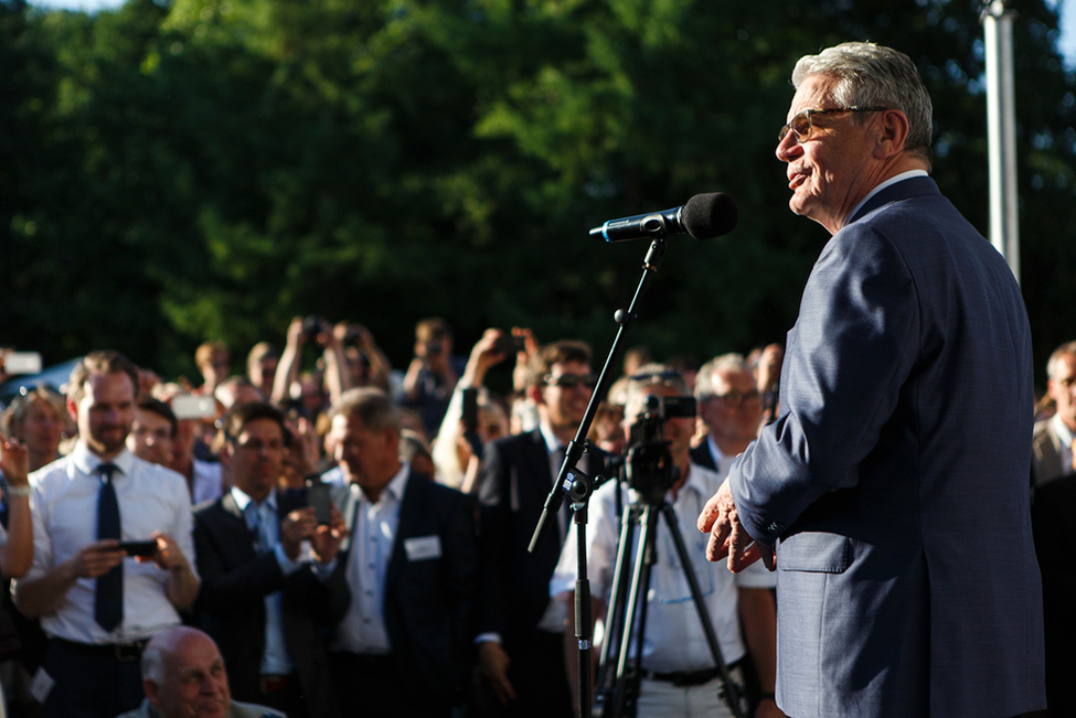 Bundespräsident Joachim Gauck begrüßt die Gäste des Empfangs für Mitwirkende der Woche der Umwelt 2016 im Schlosspark anlässlich der Eröffnung in Schloss Bellevue 
