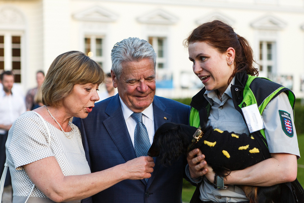 Bundespräsident Joachim Gauck und Daniela Schadt im Austausch mit einer Mitwirkenden auf der Woche der Umwelt 2016 im Park von Schloss Bellevue 