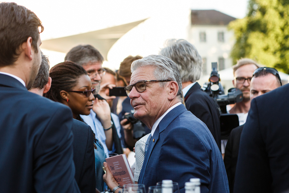 Bundespräsident Joachim Gauck im Gespräch während des Empfangs für Mitwirkende der Woche der Umwelt 2016 im Park von Schloss Bellevue 