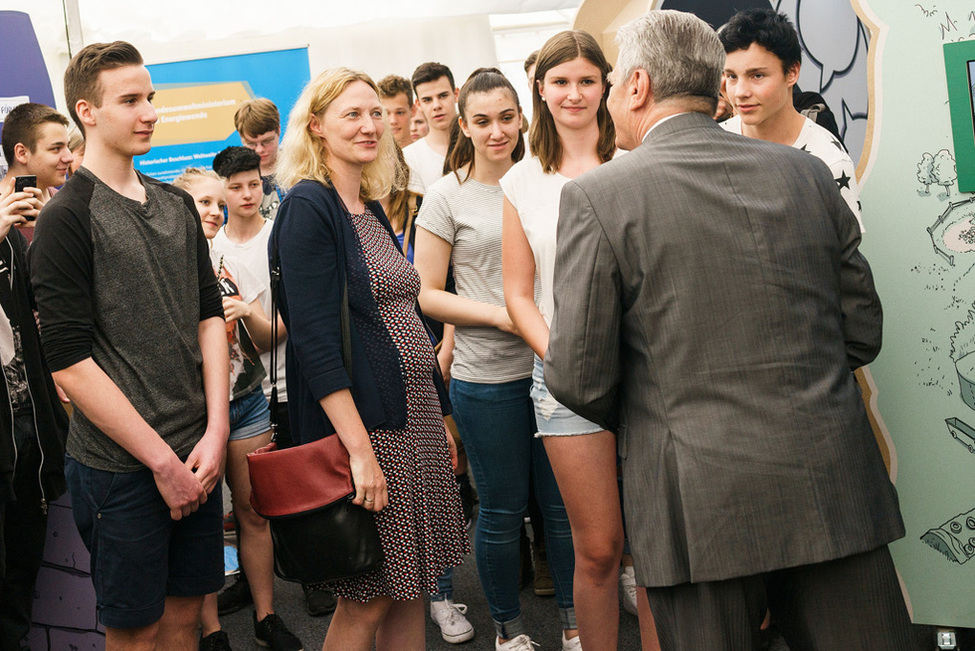 Bundespräsident Joachim Gauck besucht die Schülerausstellung 'Zukunftsprojekt Energiewende' bei der Woche der Umwelt in Schloss Bellevue 