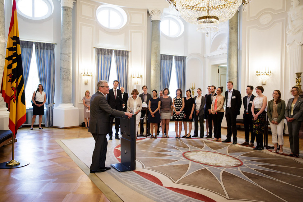 Bundespräsident Joachim Gauck begrüßt die Promotionsstipendiatinnen und Promotionsstipendiaten der Deutschen Bundesstiftung Umwelt (DBU) im Langhanssaal anlässlich der Woche der Umwelt 2016 in Schloss Bellevue