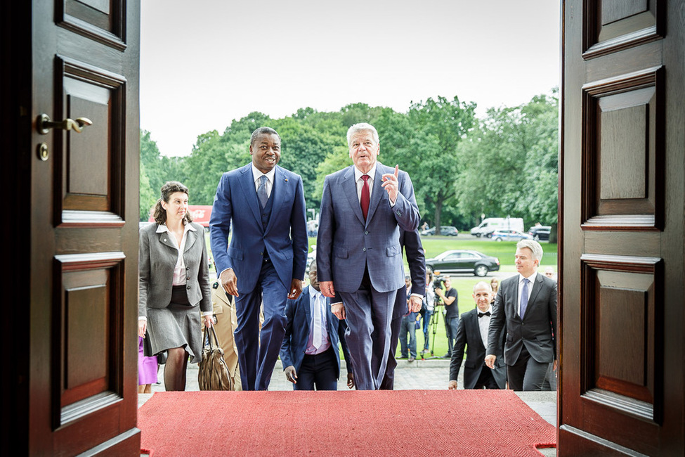 Bundespräsident Joachim Gauck begrüßt den Präsidenten der Republik Togo, Faure Essozimna Gnassingbé, anlässlich seines Besuchs am Schlossportal von Schloss Bellevue 