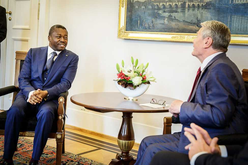 Bundespräsident Joachim Gauck beim Gespräch mit dem Präsidenten der Republik Togo, Faure Essozimna Gnassingbé, im Amtszimmer anlässlich seines Besuchs in Schloss Bellevue 
