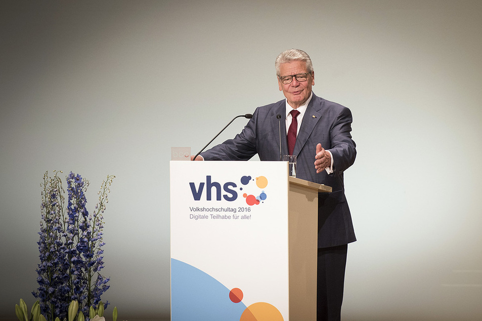 Bundespräsident Joachim Gauck hält eine Rede im Kuppelsaal des Berliner Congress Centers anlässlich der Eröffnung des XIV. Deutschen Volkshochschultages in Berlin 