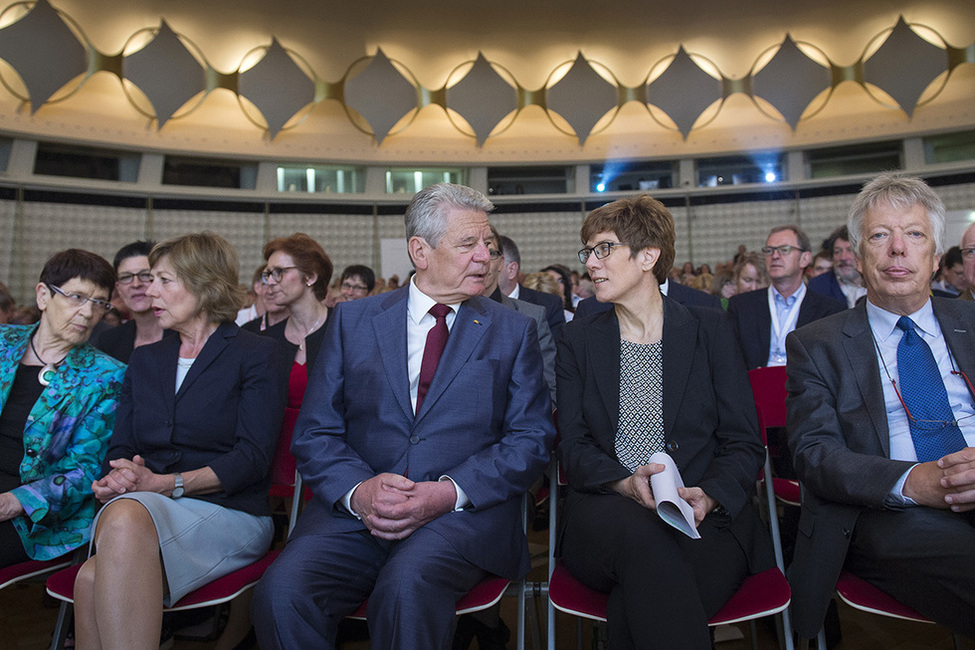 Bundespräsident Joachim Gauck mit Ministerpräsidentin Annegret Kramp-Karrenbauer, Präsidentin des Deutschen Volkshochschul-Verbandes e. V., und MdB Ernst-Dieter Rossmann, anlässlich der Eröffnung des XIV. Deutschen Volkshochschultages in Berlin 