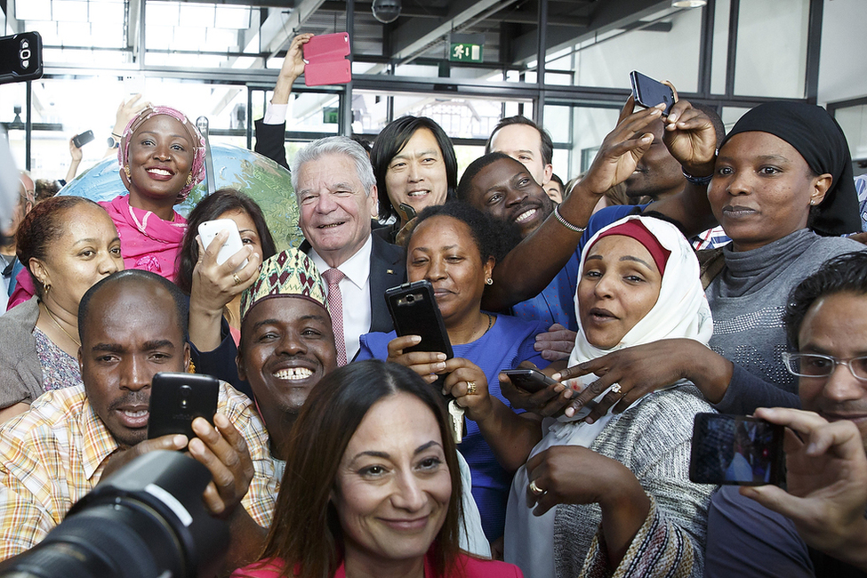 Bundespräsident Joachim Gauck Gruppenfoto mit Mitarbeiterinnen und Mitarbeitern er Deutschen Welle