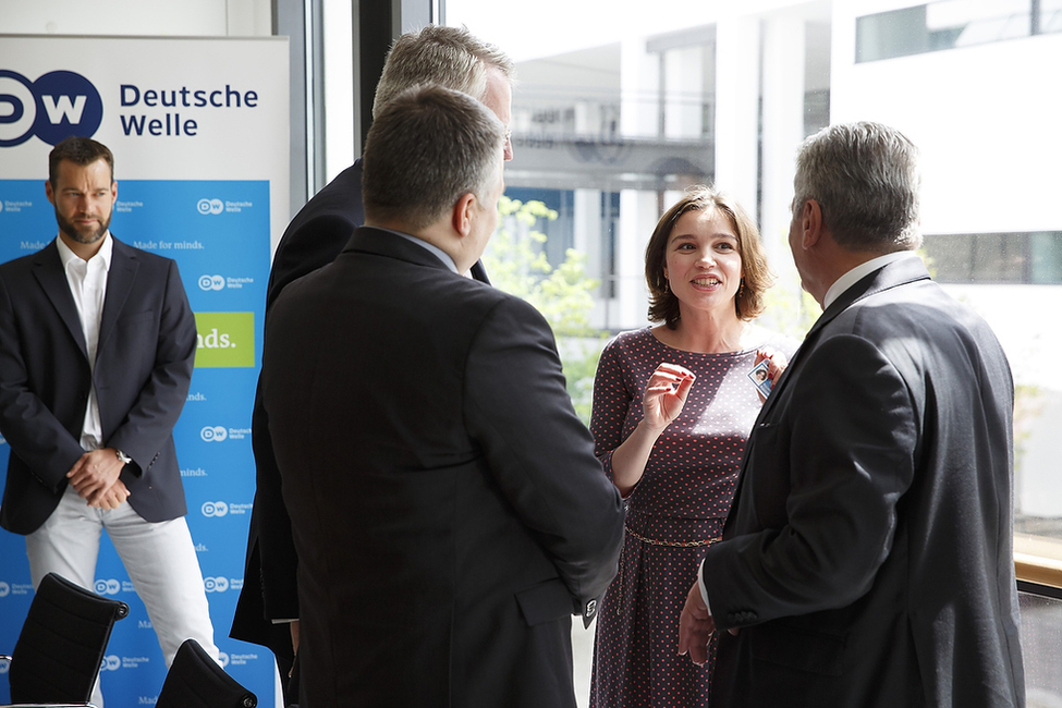 Bundespräsident Joachim Gauck tauscht sich mit Redakteuren der Deutschen Welle bei einem Redaktionsbesuch aus