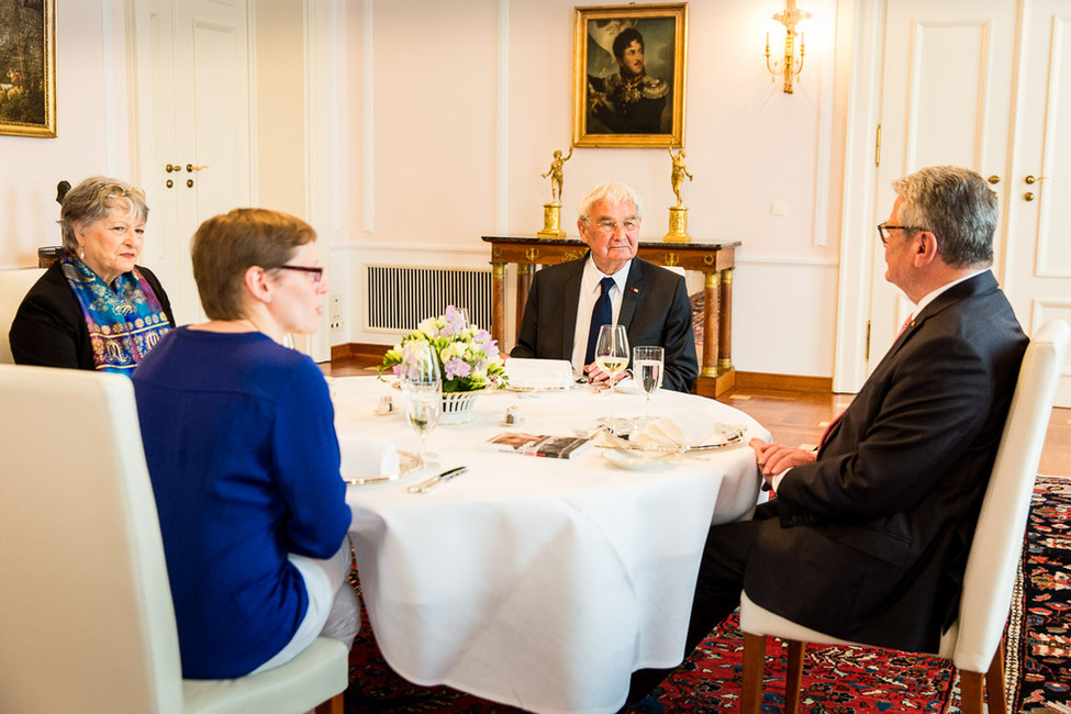 Bundespräsident Joachim Gauck beim Mittagessen zu Ehren von Robert Hébras, Überlebender des Massakers von Oradour-sur-Glane im Juni 1944, und seiner Ehefrau im Salon Ferdinand in Schloss Bellevue 