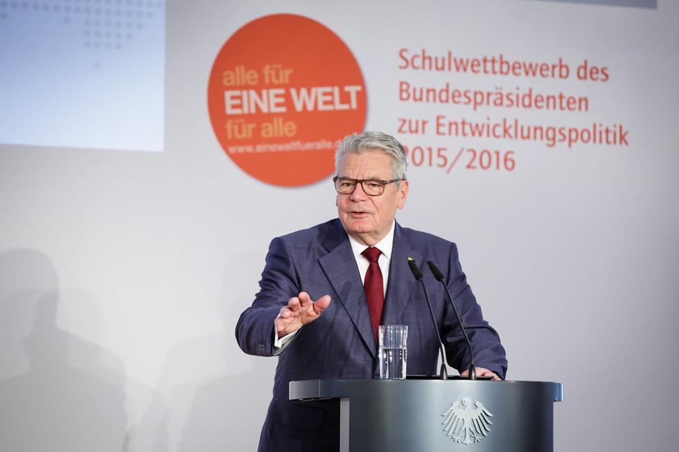 Bundespräsident Joachim Gauck hält eine Ansprache bei der Preisverleihung des Schulwettbewerbs des Bundespräsidenten zur Entwicklungspolitik im Großen Saal in Schloss Bellevue 