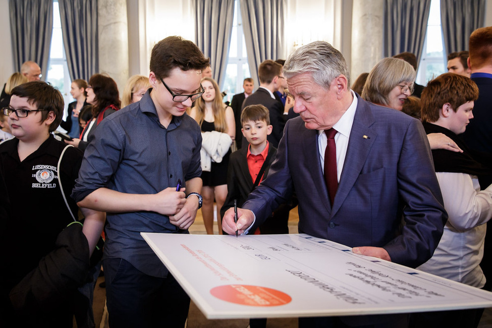 Bundespräsident Joachim Gauck bei der Begegnung mit Schülern und Schülerinnen beim Empfang anlässlich der Preisverleihung des Schulwettbewerbs des Bundespräsidenten zur Entwicklungspolitik in Schloss Bellevue 