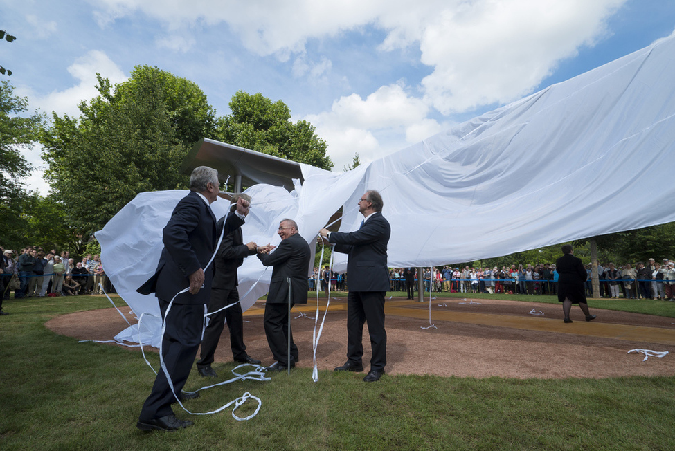 Bundespräsident Joachim Gauck bei der Enthüllung der Skulptur 'Himmelskreuz'  des Künstlers Thomas Schönauer im Luthergarten in Wittenberg anlässlich der Tagung des Rates des Lutherischen Weltbundes