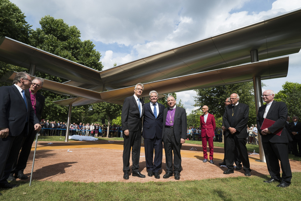 Bundespräsident Joachim Gauck bei der Enthüllung der Skulptur 'Himmelskreuz'  des Künstlers Thomas Schönauer im Luthergarten in Wittenberg anlässlich der Tagung des Rates des Lutherischen Weltbundes