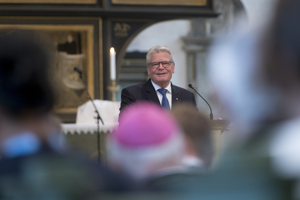 Bundespräsident Joachim Gauck hält ein Grußwort beim Eröffnungsgottesdienst bei der Tagung des Rates des Lutherischen Weltbundes in der Stadtkirche St. Marien zu Wittenberg in Lutherstadt Wittenberg 