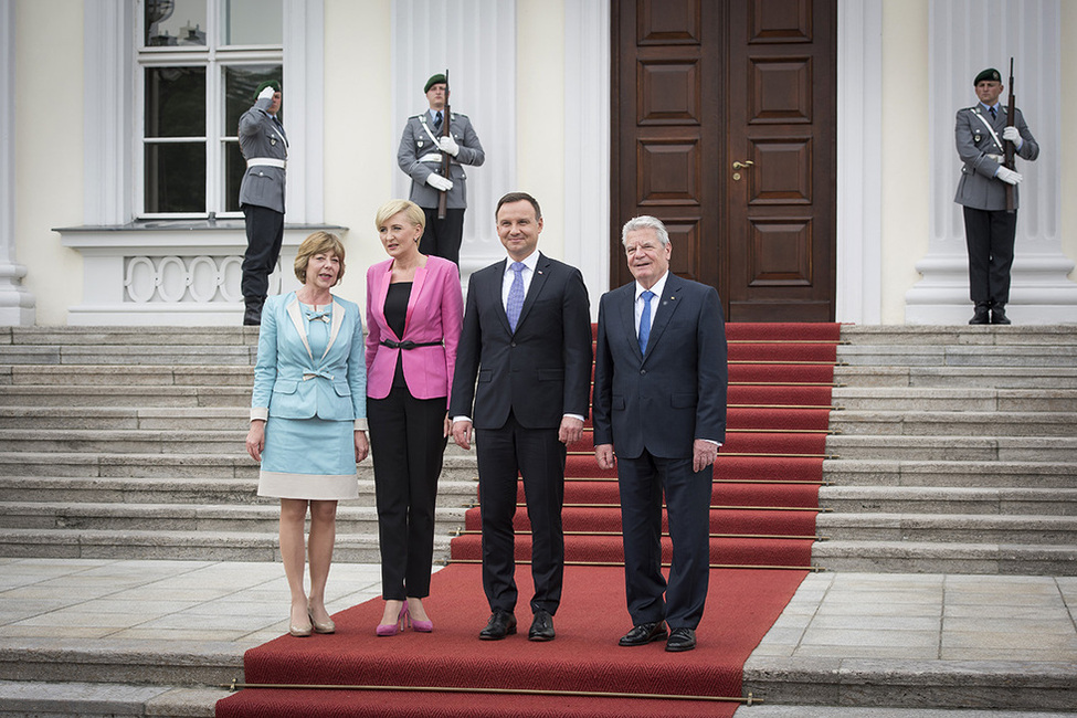 Bundespräsident Joachim Gauck begrüßt den Präsidenten der Republik Polen, Andrzej Duda, und Agata Kornhauser-Duda im Ehrenhof von Schloss Bellevue zum 25. Jahrestag des deutsch-polnischen Nachbarschaftsvertrags