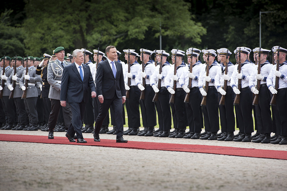 Bundespräsident Joachim Gauck begrüßt den Präsidenten der Republik Polen, Andrzej Duda, und Agata Kornhauser-Duda mit militärischen Ehren zum 25. Jahrestag des deutsch-polnischen Nachbarschaftsvertrags