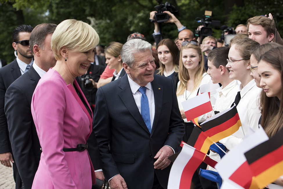 Bundespräsident Joachim Gauck beim Austausch mit dem polnischen Präsidenten und seiner Frau mit Schülern des Berliner Gabriele-von-Bülow-Gymnasiums bei den militärischen Ehren zum 25. Jahrestag des deutsch-polnischen Nachbarschaftsvertrags