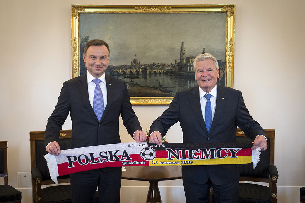 Bundespräsident Joachim Gauck begegnet dem polnischen Präsidenten mit einem polnisch-deutschen Fußballschal anlässlich des 25. Jahrestag des deutsch-polnischen Nachbarschaftsvertrags