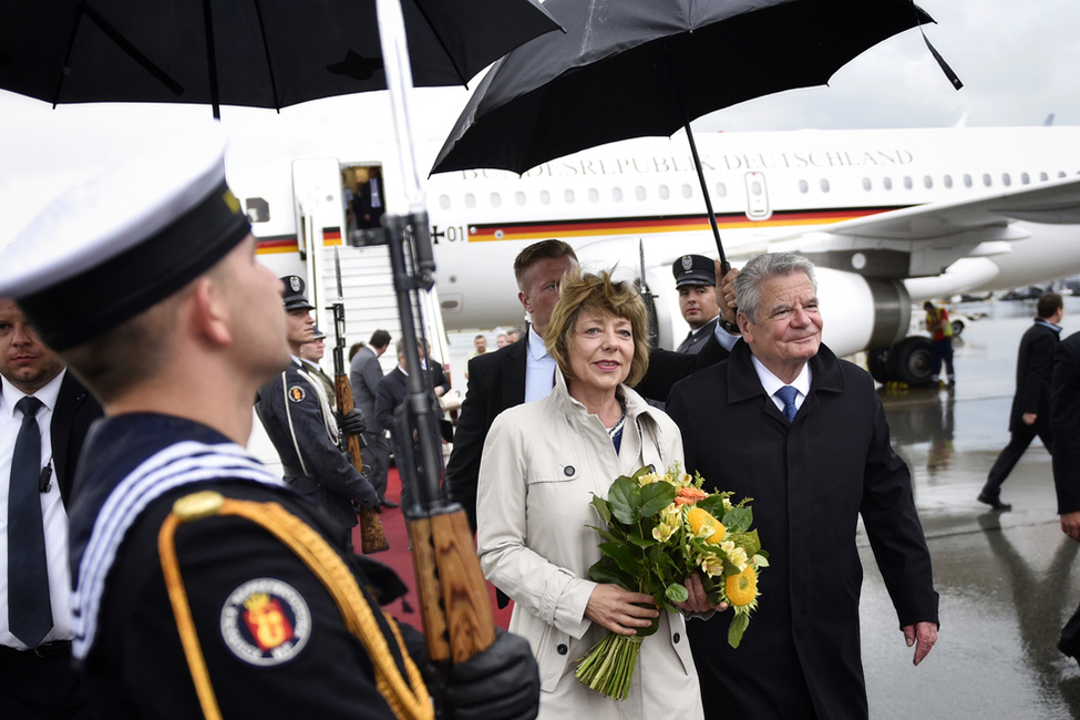 Bundespräsident Joachim Gauck und Daniela Schadt bei der Ankunft am Flughafen in Warschau anlässlich des Besuchs in der Republik Polen 