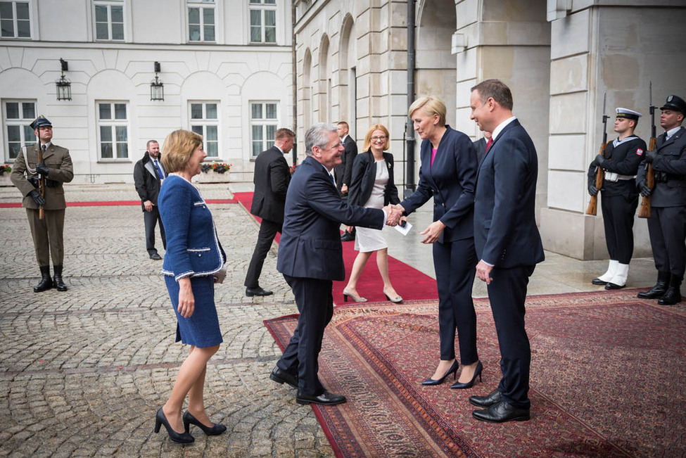 Bundespräsident Joachim Gauck und Daniela Schadt bei der Begrüßungszeremonie mit militärischen Ehren vor dem Präsidentenpalast in Warschau anlässlich des Besuchs in der Republik Polen 