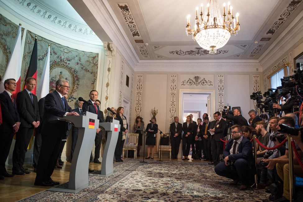 Bundespräsident Joachim Gauck bei einer Pressebegegnung mit Präsident Andrzej Duda anlässlich der Vorstellung der 'Reflexionsgruppe zur Zukunft der deutsch-polnischen Zusammenarbeit' in Warschau anlässlich seines Besuchs in der Republik Polen 