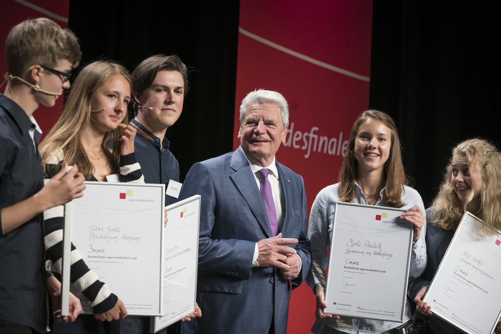 Bundespräsident Joachim Gauck übergibt Urkunden an die Finalisten auf der Bühne beim Bundesfinale Jugend debattiert 2016 im Humboldtsaal an der Urania in Berlin 