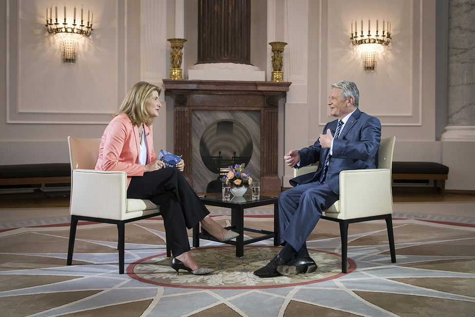 Bundespräsident Joachim Gauck im Gespräch mit Tina Hassel anlässlich des Interviews mit der ARD 'Bericht aus Berlin'  im Langhanssaal in Schloss Bellevue 