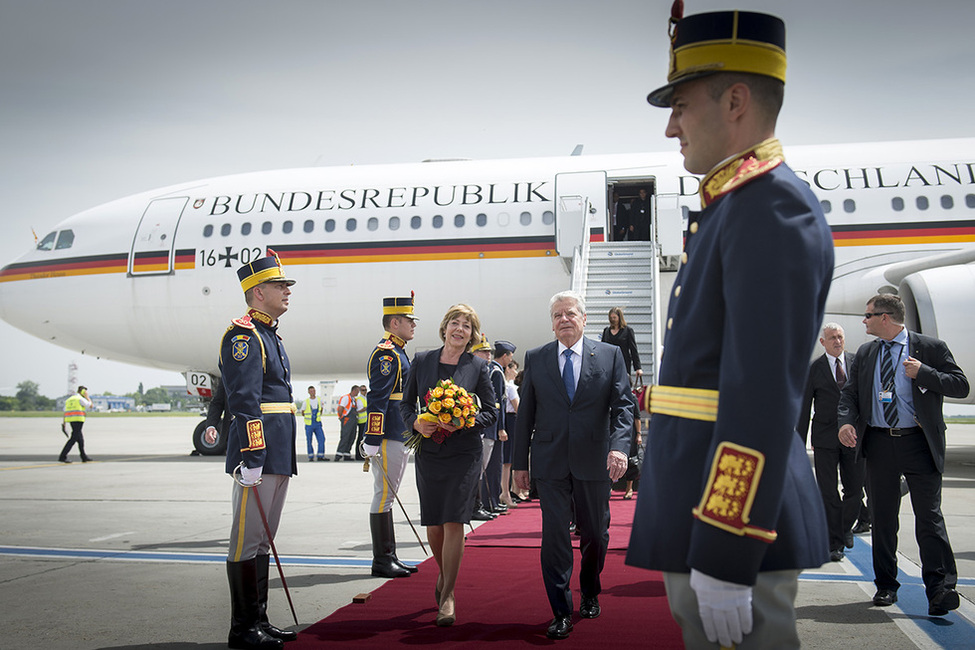 Bundespräsident Joachim Gauck und Daniela Schadt bei der Ankunft auf dem Flughafen Henri Coandă in Bukarest anlässlich der Reise nach Rumänien 