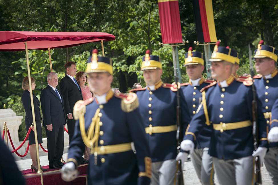 Bundespräsident Joachim Gauck und Daniela Schadt bei der Begrüßung mit militärischen Ehren durch den Präsidenten von Rumänien, Klaus Johannis, und seiner Ehefrau im Präsidentenpalast Cotroceni anlässlich der Reise nach Rumänien 
