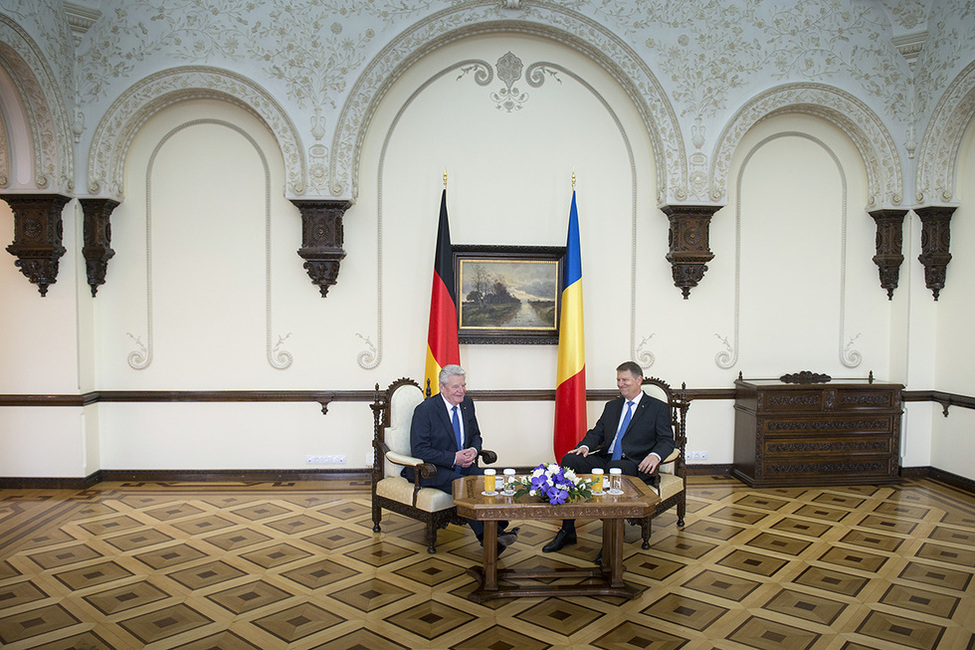 Bundespräsident Joachim Gauck im Gespräch mit dem Präsidenten von Rumänien, Klaus Johannis, im Amtszimmer des Präsidentenpalasts Cotrocen anlässlich der Reise nach Rumänien 