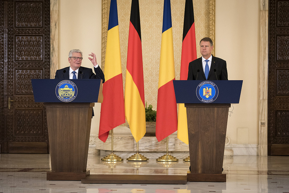 Bundespräsident Joachim Gauck bei einer gemeinsamen Begegnung mit der Presse mit dem Präsidenten von Rumänien, Klaus Johannis, in der Bibliothek des Präsidentenpalasts Cotroceni anlässlich der Reise nach Rumänien 